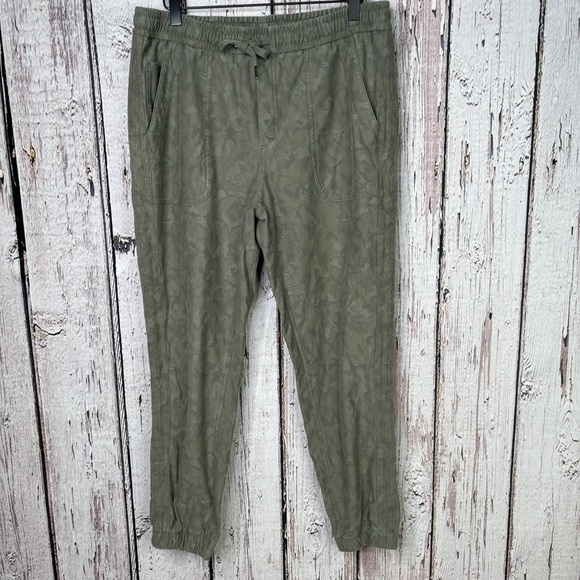 Athleta Pants - Athleta Printed Farallon Jogger Size 12 Olive Army Green Camo Print Pull On Pant